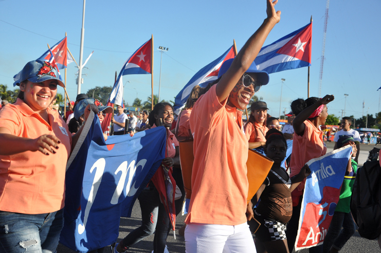 Decenas de miles de cienfuegueros marcharon en defensa del mantenimiento de la independencia y la continuidad del proyecto social escogido por la inmensa mayoría de los cubanos. /Foto: Karla Colarte