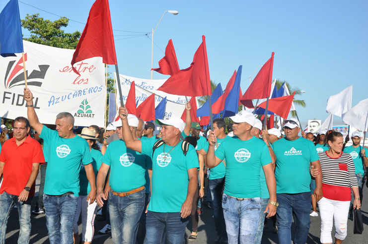 Decenas de miles de cienfuegueros marcharon en defensa del mantenimiento de la independencia y la continuidad del proyecto social escogido por la inmensa mayoría de los cubanos. /Foto: Karla Colarte