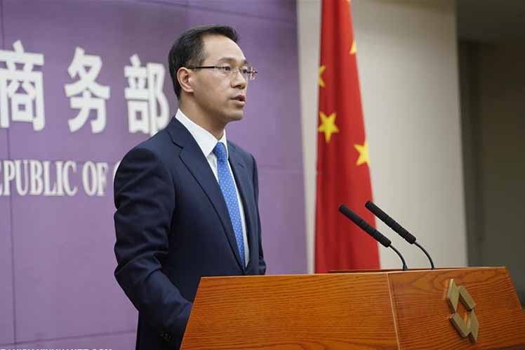 Gao Feng, portavoz del Ministerio de Comercio, precisó que China salvaguardará sus firmas de las restricciones aplicadas por Washington. /Foto: Prensa Latina