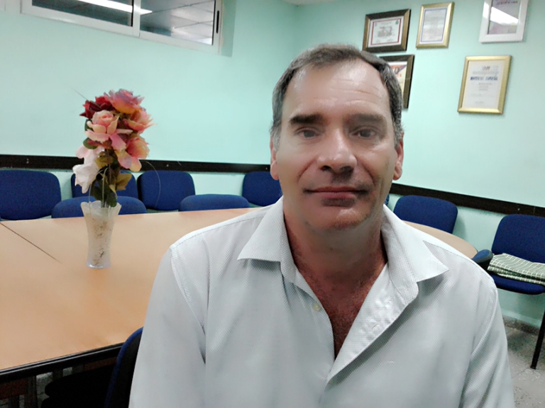 Jorge Luis Valdés Fernández,del Centro Provincial de Servicios Técnicos de Electromedicina en La Habana./Foto: Mireya Ojeda Cabrera