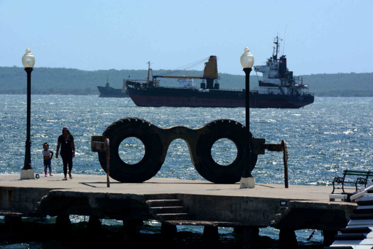 Osmany Caro, que nos proporciona unos anteojos voluminosos para mostrarnos la anchura e intensidad de la ensenada sureña. /Foto: Modesto Gutiérrez Cabo (ACN)