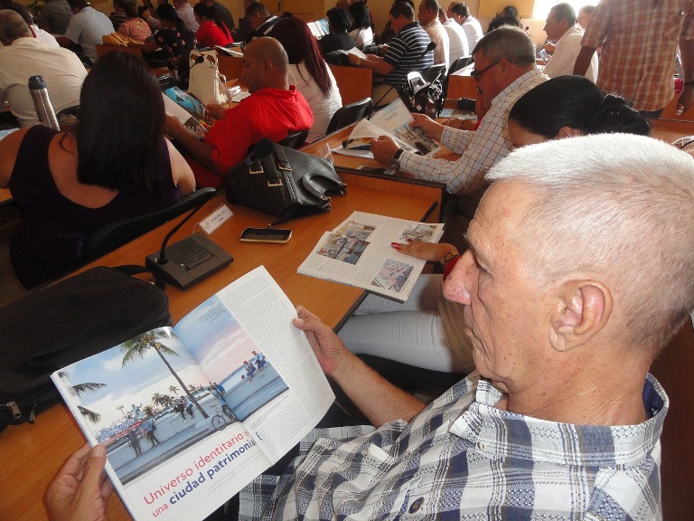 La revista Excelencias, dedicada al bicentenario de la ciudad de Cienfuegos, fue presentada a los delegados de las Asamblea. /Foto: Efraín Cedeño