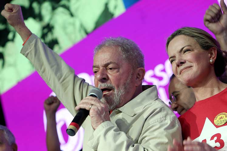 Lula y la presidenta del Partido de los Trabajadores Gleisi Hoffmann, durante un acto de campaña antes de entrar a prisión. /Prensa Latina