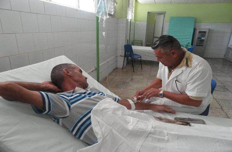 El enfermero Juan Carlos López Pino, atiende a un paciente diabético descompensado. /Foto: Magalys