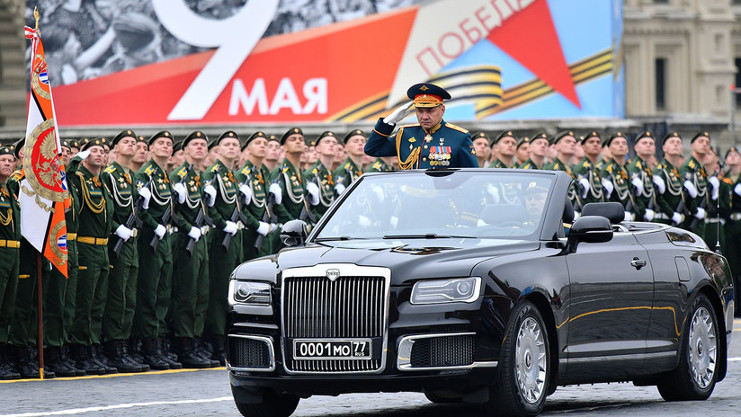 El ministro de Defensa ruso, Serguéi Shoigú, pasa revista a las tropas antes del desfile y parada militar por el Día de la Victoria contra el fascismo. /Foto: Alexey Filippov (Sputnik)