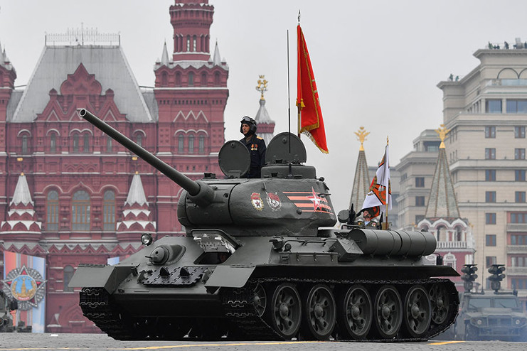 El histórico tanque T-34, que por sus prestaciones y volumen de fuego deshizo el mito de los regimientos blindados nazis, abrió este 9 de mayo el desfile de la técnica militar en la Plaza Roja. /Foto: Alexander Nemenov (AFP)
