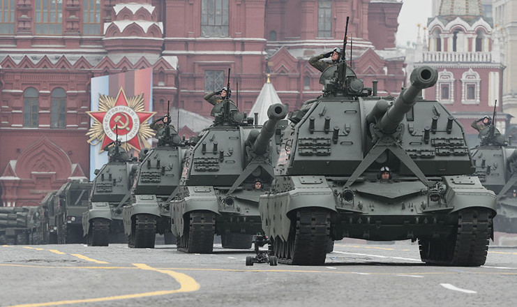 Desfilan los sistemas de artillería autopropulsada MSTA-S. /Foto: Shamil Zhumatov (Reuters)