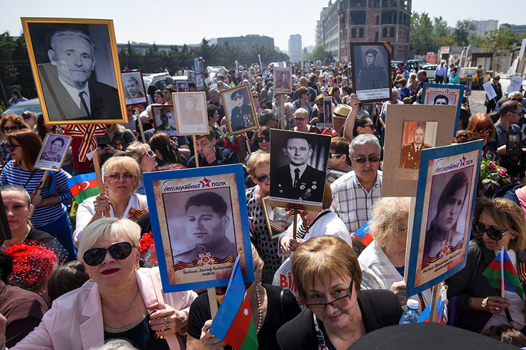 Portando fotos de familiares caídos, hoy desfilaron en infinidad de puntos de Rusia los integrantes del llamado Regimiento Inmortal, iniciativa surgida en Rusia en 2007 para homenajear a aquellos que lucharon en la Gran Guerra Patria, la contienda más cruenta de la historia, que se cobró la vida de decenas de millones de personas y cambió para siempre el curso de la humanidad. La imagen es de la marcha en Azerbaiyán. /Foto: Murad Orujev (Sputnik)