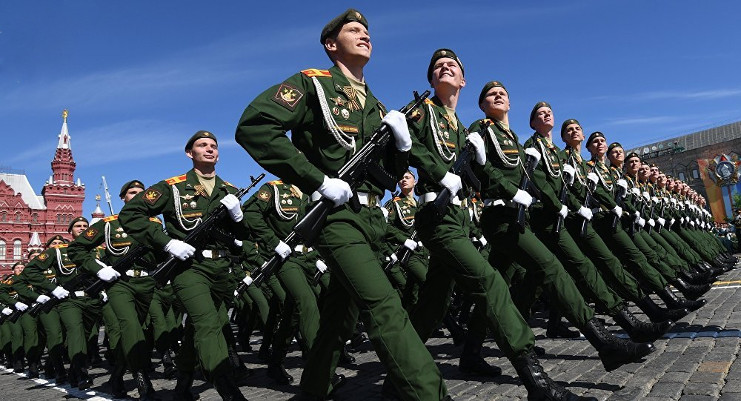 La Plaza Roja retumba cada año en un maremágnum militar, donde son ejecutadas atractivas maniobras, entre bailes y desfiles multicolores. /Foto: Tomada de Sputnik Mundo.