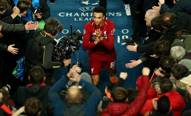 Trent Alexander-Arnold. El muchacho que inició el cuarto gol, el del ridículo blaugrana, ha jugado 38 partidos con los Reds, tiene 15 asistencias, es finalista de la Champions League... y solo tiene 20 años... /Foto: Twitter de @LigadeCampeones