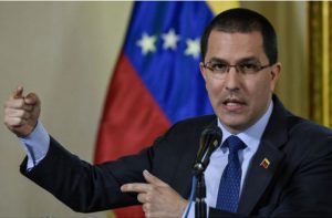 Arreaza denuncia que EE.UU. persigue los buques que "traen gasolina" a Venezuela