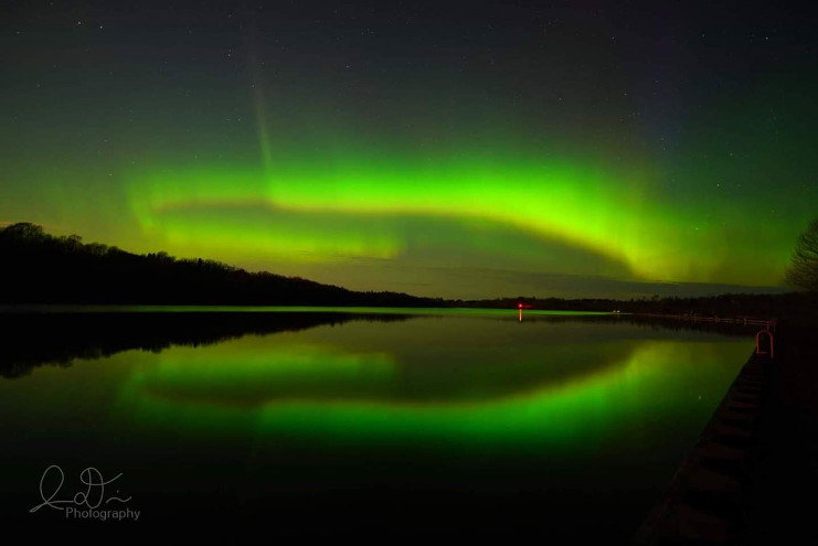 Imagen sin editar de aurora boreal visible esta pasada madrugada en Lily Pond, Hancock Township, Michigan, alrededor de las 3:00 a.m. /Foto: Twitter @ID_Photo_Graphy
