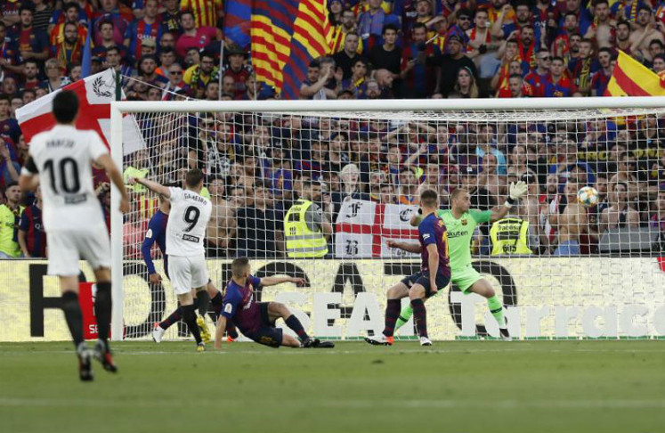 Así anotó Gameiro el primero de los dos goles valencianos de la final de la Copa del Rey. /Foto: Ramón Navarro