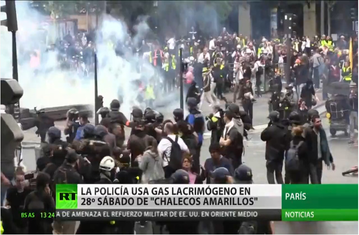 La policía parisina reprime con gases lacrimógenos la 28ª ronda de protestas sabatinas del movimiento de los 'chalecos amarillos'. /Foto: Actualidad RT