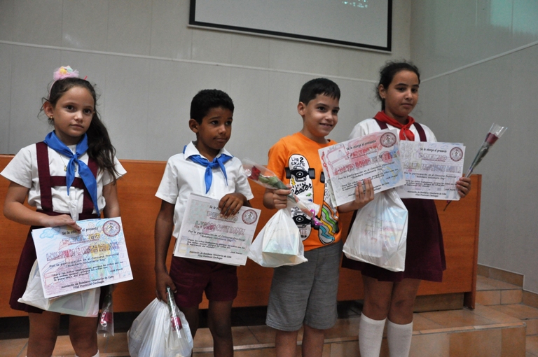 Niños cienfuegueros premiados en certamen infantil./Foto: Karla Colarte