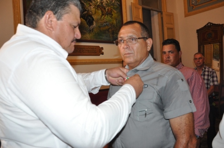 El presidente de la ANAP impone la medalla Romárico Cordero al cooperativista José Sellén Martell./Foto: Karla Colarte