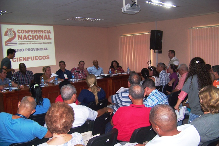 Los delegados a la 2da Conferencia Provincial del Sindicato de Industrias en Cienfuegos analizaron temas de vital interés./ Foto: Efraín Cedeño