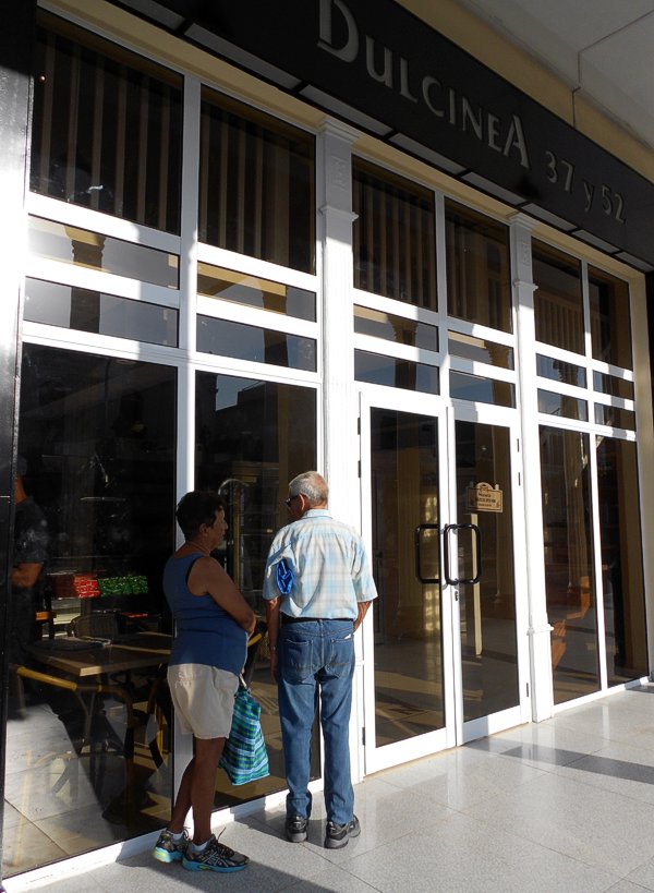 Ya brinda servicios de panadería-dulcería, el primer establecimiento de la marca Dulcinea en Cienfuegos. /Foto: Igorra