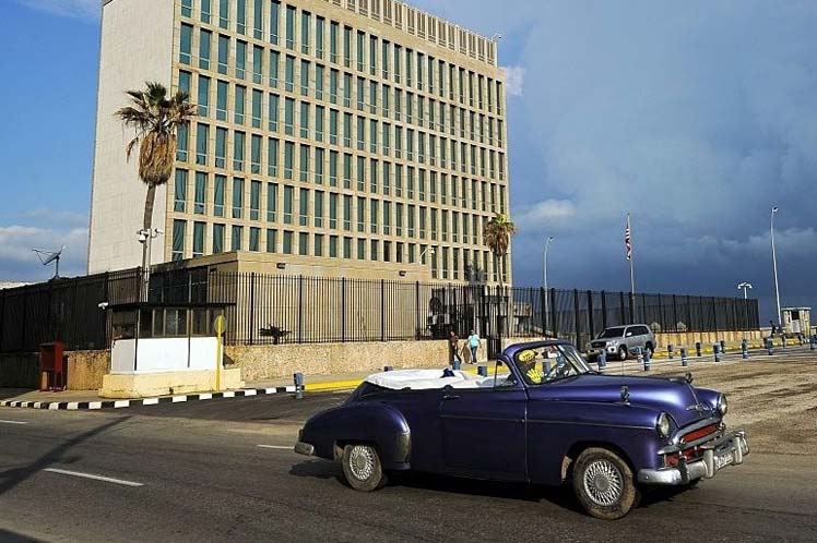 Los incidentes, calificados de ataques por la administración Trump a pesar de desconocerse sus causas, fueron usados como justificación para reducir el personal en la embajada en La Habana y suspender la entrega de visas. /Foto: Prensa Latina
