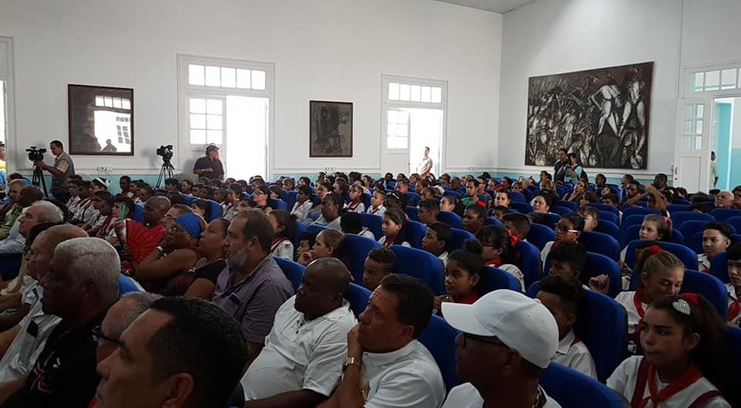 Acto de entrega de estímulos a las entidades destacadas durante la reconstrucción del seminternado de primaria Alfredo Miguel Aguayo, uno de los centros devastas por el tornado del 27 de enero en la capital. /Foto: Estudios Revolución