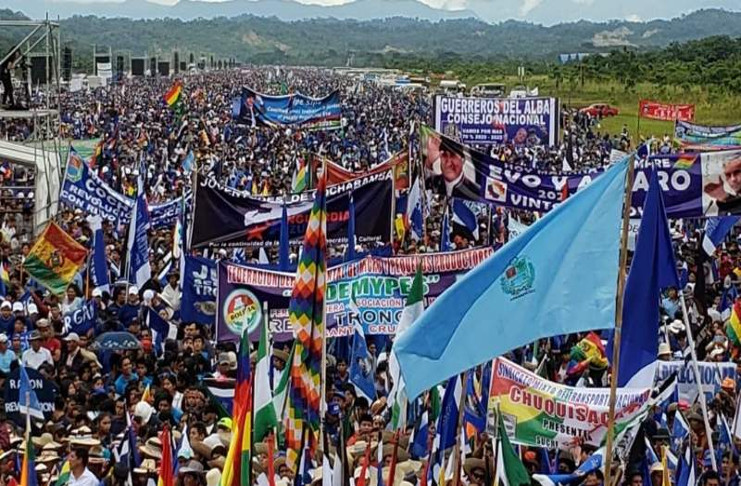 Decenas de miles de simpatizantes de la fórmula Movimiento Al Socialismo-Instrumento Político por la Soberanía de los Pueblos (MAS-IPSP), colmaron el acceso al aeropuerto Soberanía, en Chimoré, Cochabamba. /Foto: Vicepresidencia Bolivia