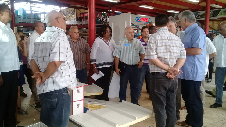 Recorrido por los stands de la Feria de Negocios, una cita que busca potenciar el crecimiento de la economía cubana desde el aprovechamiento óptimo de las capacidades productivas. /Foto: Presidencia Cuba