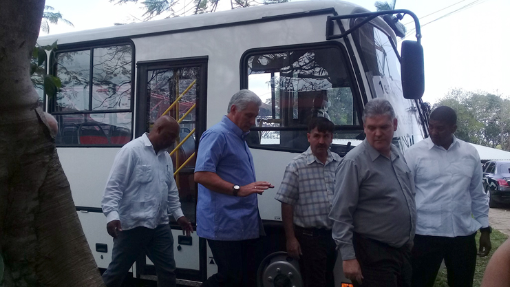 Recorrido por los stands de la Feria de Negocios, una cita que busca potenciar el crecimiento de la economía cubana desde el aprovechamiento óptimo de las capacidades productivas. /Foto: Presidencia Cuba