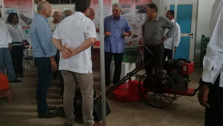 Recorrido por los stands de la Feria de Negocios, una cita que busca potenciar el crecimiento de la economía cubana desde el aprovechamiento óptimo de las capacidades productivas. /Foto: Presidencia Cuba