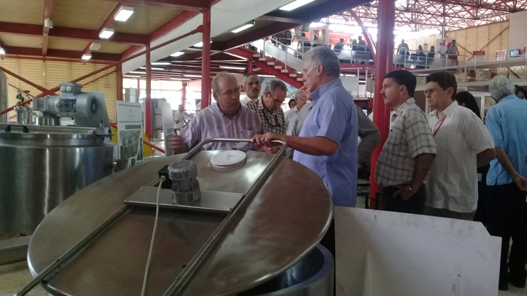 Recorrido por los stands de la Feria de Negocios, una cita que busca potenciar el crecimiento de la economía cubana desde el aprovechamiento óptimo de las capacidades productivas. /Foto: Presidencia Cuba