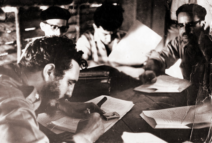 Fidel junto al doctor Osvaldo Dorticos, ministro Encargado de la Ponencia y Estudio de las Leyes Revolucionarias, firma la Ley de Reforma Agraria, el 17 de mayo de 1959. /Foto: Sitio Fidel Soldado de las Ideas (Archivo)