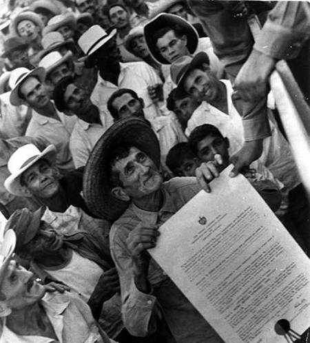 Campesino muestra el título de propiedad de la tierra. /Foto: Granma (Archivo)