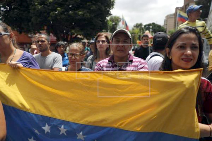 Cada día que pasa se desinfla más la imagen del títere aupado por Washington. Tras la fracasada intentona del martes, la convocatoria de este sábado consiguió reunir, si acaso, un centenar de simpatizantes. /Foto: EFE