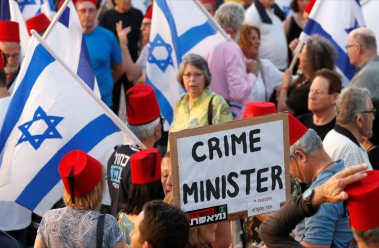 “No vamos a permitir que Netanyahu arrastre a Israel a una legislación donde el gobernante quede por encima de la ley”, expresan los manifestantes. /Foto: HispanTV