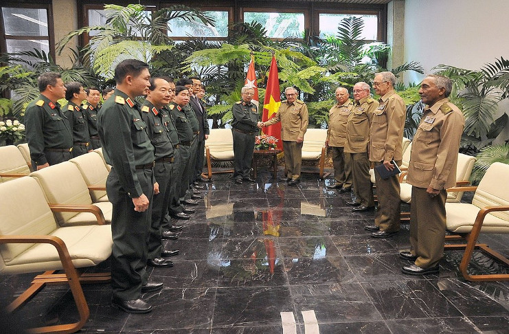 El General de Ejército Raúl Castro Ruz, recibió en la tarde de este miércoles al coronel general Nguyen Chi Vinh. /Foto: Estudios Revolución