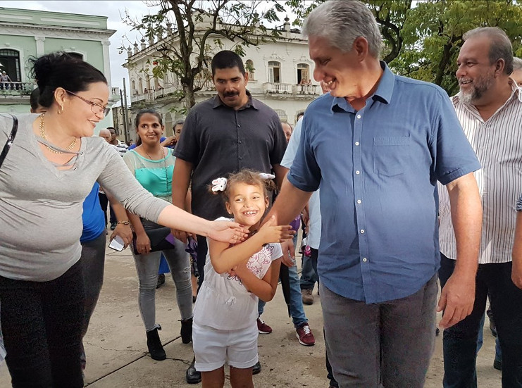 Caminando por el Parque Vidal, en el corazón de Santa Clara, una pequeña se le agarra fuerte del brazo. Los niños lo quieren. /Foto: Presidencia Cuba