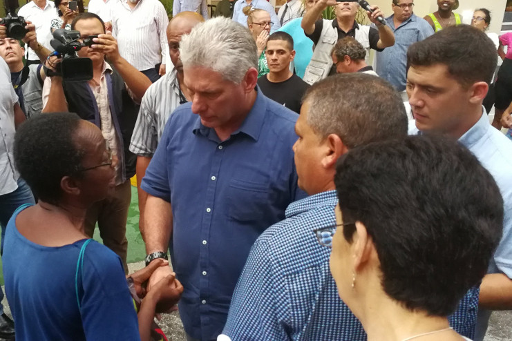 Diálogo franco y espontáneo con las personas durante el recorrido por sitios de interés económico y social en Santa Clara, la ciudad del Che. /Foto: Presidencia Cuba