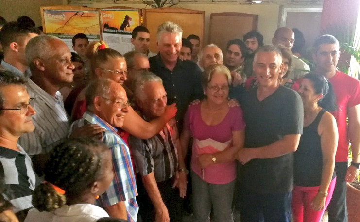 Díaz Canel en la UCLV: "hice la primera parte de esta visita en mi facultad, que nos demostró que sigue siendo una excelente facultad, allí estaba la vieja tropa de tremendos profesores junto a los nuevos". /Foto: Presidencia Cuba