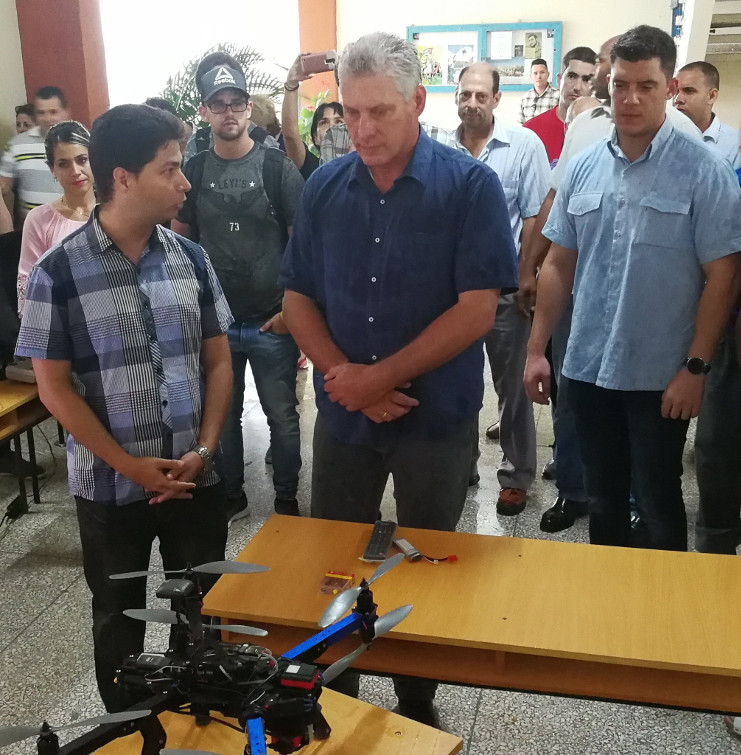 Díaz Canel en la UCLV: "hice la primera parte de esta visita en mi facultad, que nos demostró que sigue siendo una excelente facultad, allí estaba la vieja tropa de tremendos profesores junto a los nuevos". /Foto: Presidencia Cuba