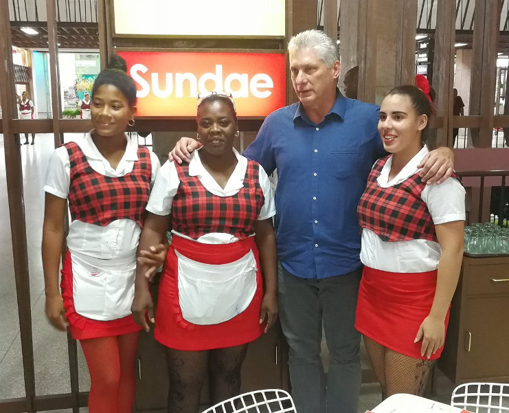 Foto con trabajadoras del área de reparto en la heladería Coppelia. /Foto: Presidencia Cuba