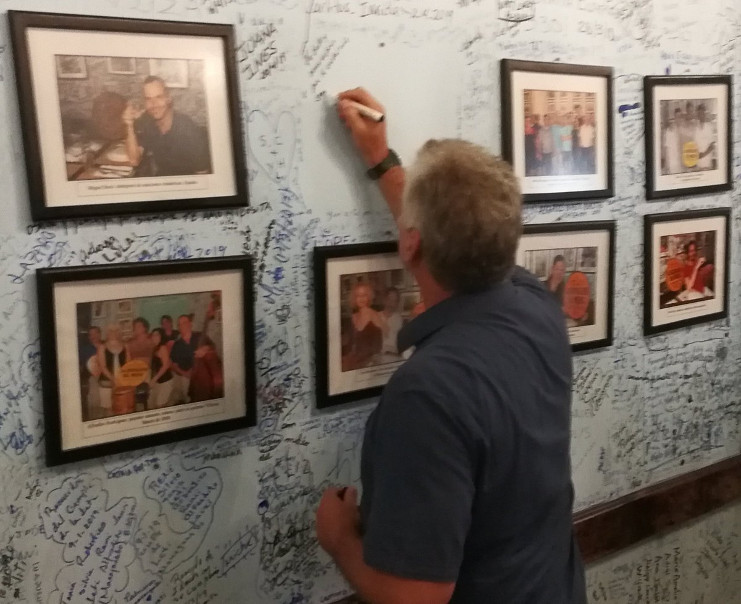 Siguiendo la tradición de estos vcentros, en La Bodeguita del Medio de Santa Clara, Díaz-Canel escribió: "Un bello y nuevo espacio para la ciudad más santa y más clara de CUBA". /Foto: Presidencia Cuba