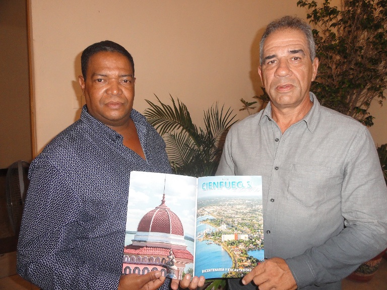 José Luis Estrada y Jorge Coromina, editor y corresponsal de la revista Excelencias./Foto: Efraín Cedeño