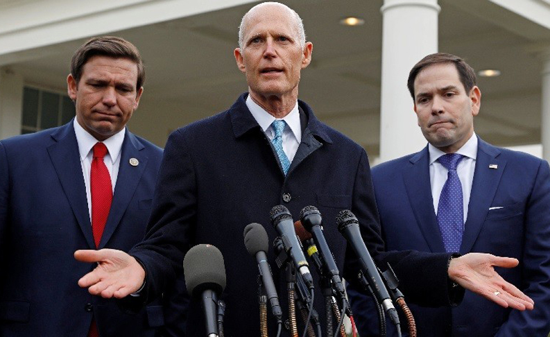 El senador Rick Scott acompañado por el actual gobernador de Florida, Ron DeSantis (izquierda) y el senador Marco Rubio (derecha) en Washington, EE.UU., el 22 de enero de 2019. /Foto: Kevin Lamarque (Reuters)