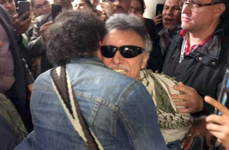 La liberación de Jesús Santrich tras tenso compás de espera desbordó la alegría entre sus compañeros de causa por la paz en Colombia. /Foto tomada del perfil en Twitter de Luz Marina López (@koskita)