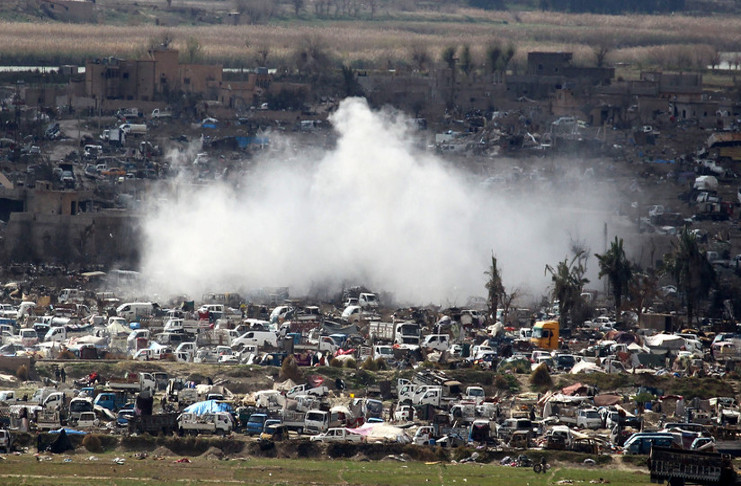 Una gran humareda cubre la localidad siria de Al Baguz (gobernación de Deir Ez Zor). /Foto: Reuters