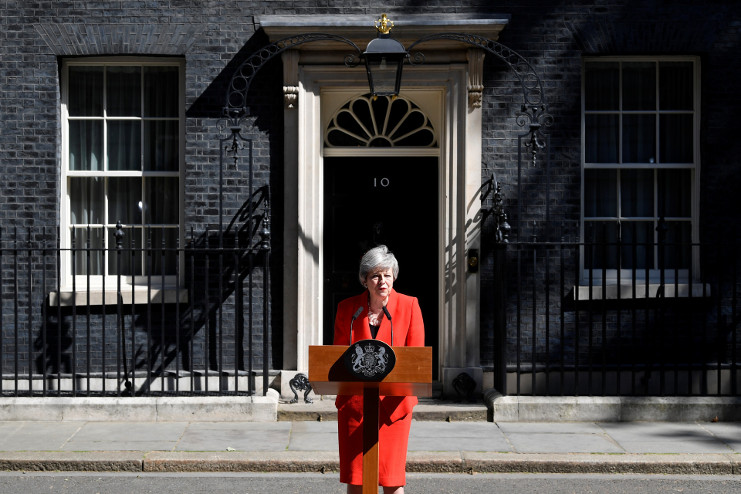 May anunció su renuncia durante un discurso solemne pronunciado ante la puerta del número 10 de Downing Street. /Foto: Toby Melville (Reuters)