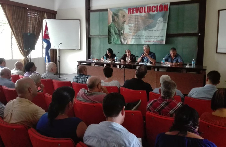 En la casa de altos estudios el presidente convocó a fortalecer los vínculos Universidad-Industria, tras un análisis de posibles áreas de trabajo en ese sentido. /Foto: Presidencia Cuba