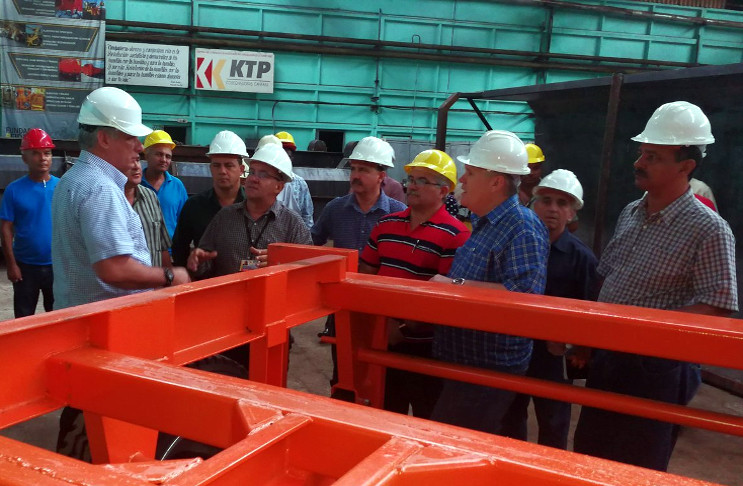 La visita gubernamental a Holguín dio inicio por la Empresa de Combinadas Cañeras 60 Aniversario de la Revolución de Octubre, inaugurada por Fidel el 27 de julio de 1977. /Foto: Presidencia Cuba