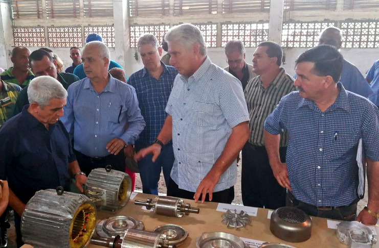 El presidente cubano acompañado del Consejo de Ministros visita la fábrica productora de implementos agrícola "Héroes del 26 de Julio". /Foto: Presidencia Cuba