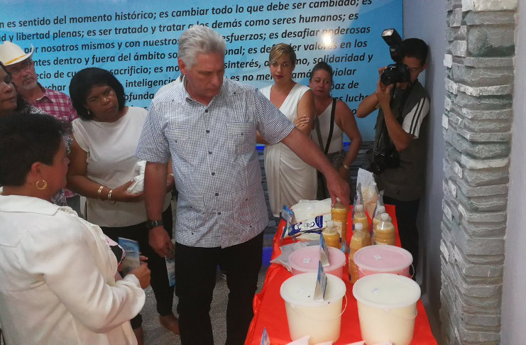 En la Empresa de productos Lácteos de Holguín el mandatario cubano indicó incrementar y diversificar la producción con destino a la población, al tiempo que sustituir importaciones y crear las bases para futuras exportaciones. /Foto: Presidencia Cuba