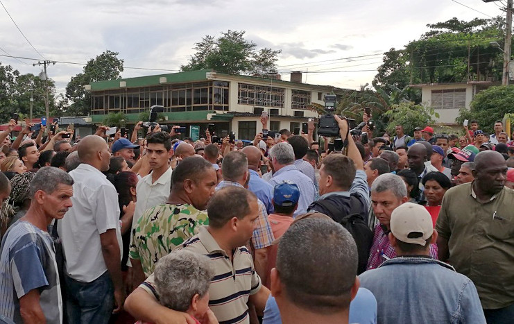 El presidente cubano recorrió lugares de interés social en reanimación en la ciudad de Moa. A la salida intercambió con el pueblo y explicó que trimestralmente se chequea el programa de desarrollo de ese territorio y que poco a poco se avanza en lo programado. /Foto: Presidencia Cuba